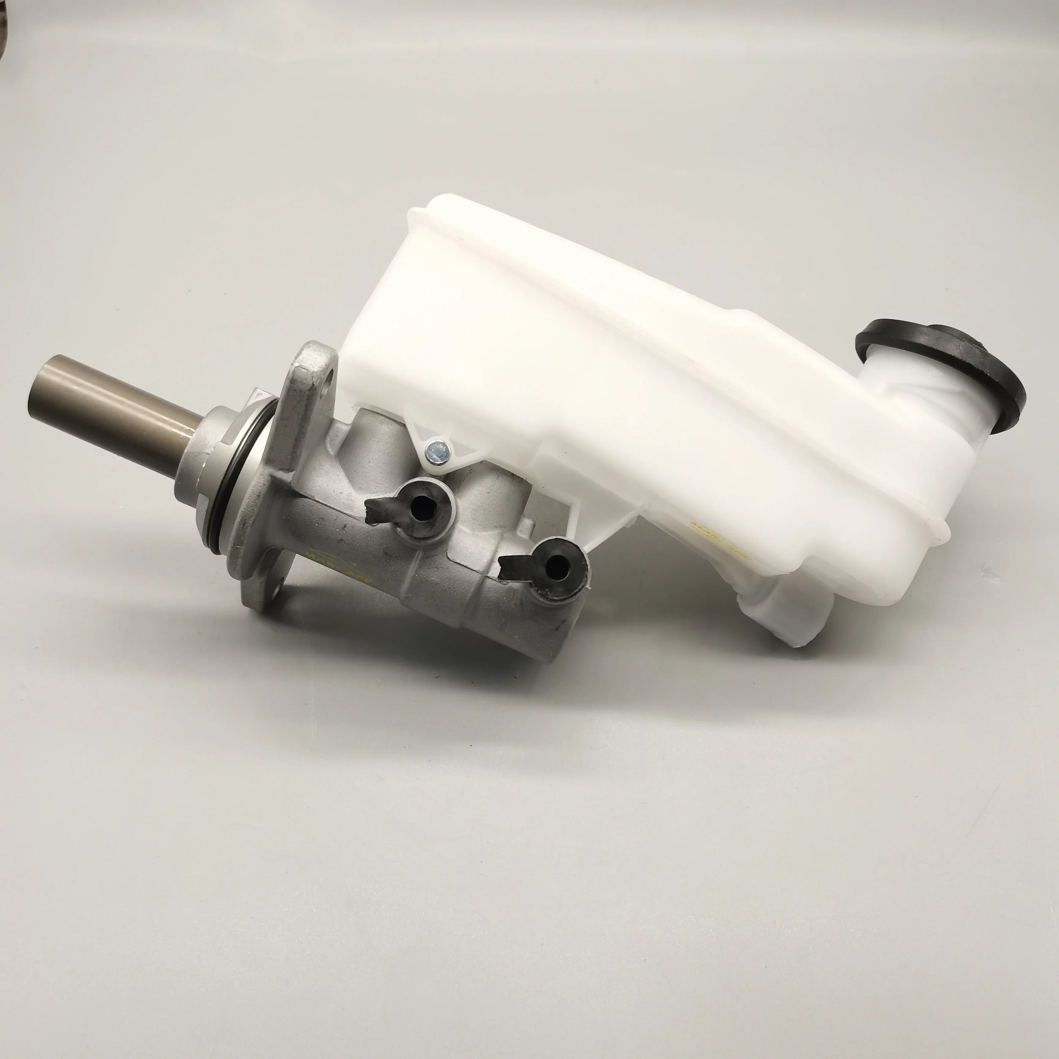 BOMBA DE FRENO 1GD-2GD - HILUX REVO - INCLINADO